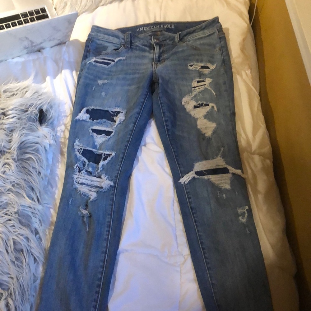 American eagle ripped jeans! MUST GO